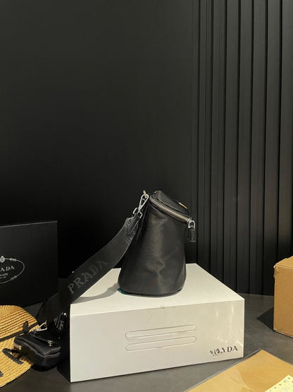 【PRADA 公式 旗艦店】プラダ 斜めがけバッグ 当日出荷 好評に付き再入荷！20*16CM 240719