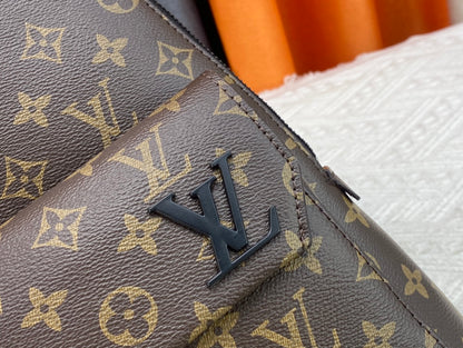 Louis Vuitton このパイロット ショルダー バッグは、クラシックなテイクオフ バックパックのデザインを参考にしています M23736 M23765