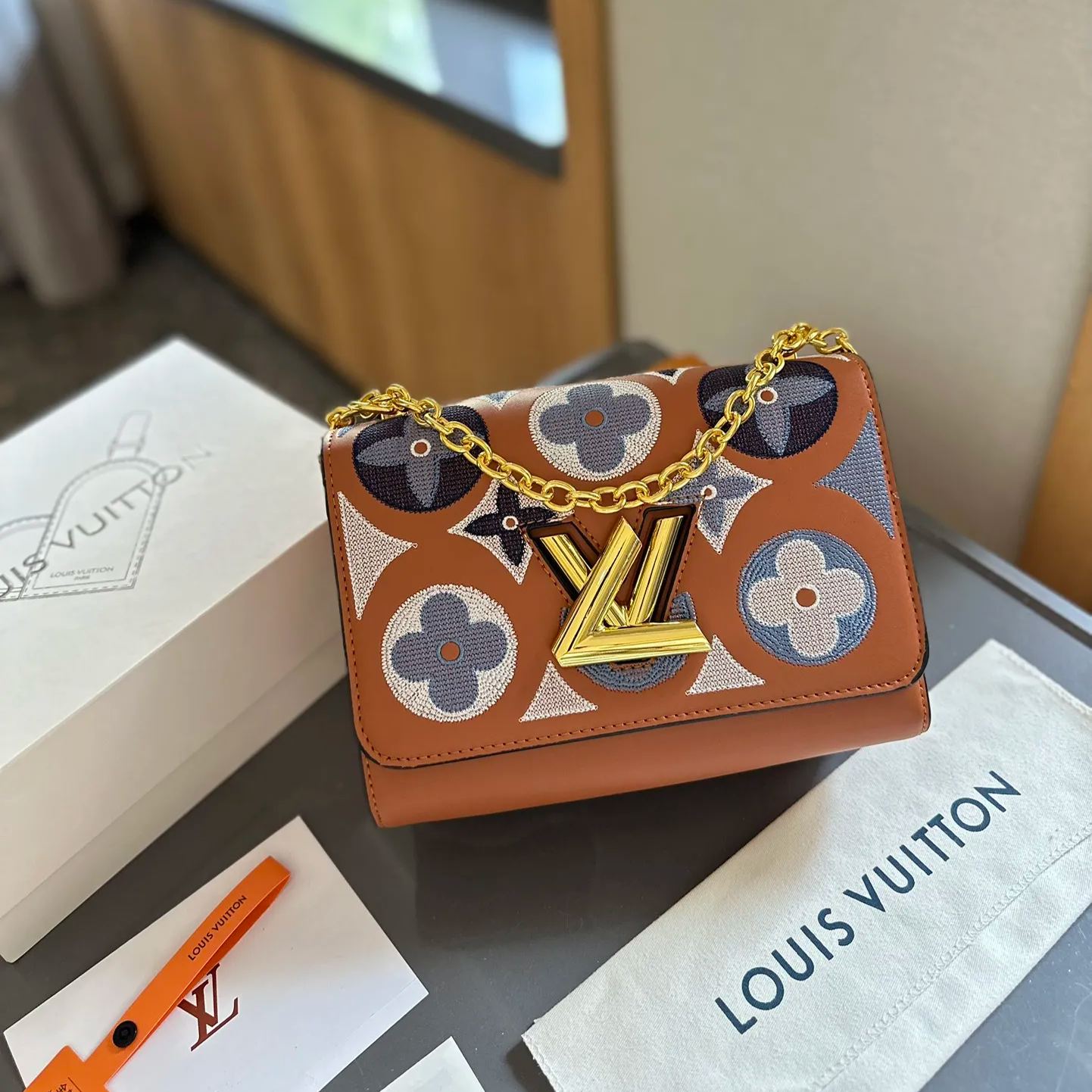Louis Vuitton◇ネオクラシカルなツイストミディアムバッグの登場です