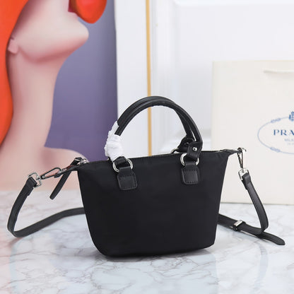 【PRADA 公式 旗艦店】プラダ 斜めがけバッグ 当日出荷 好評に付き再入荷！20*17CM