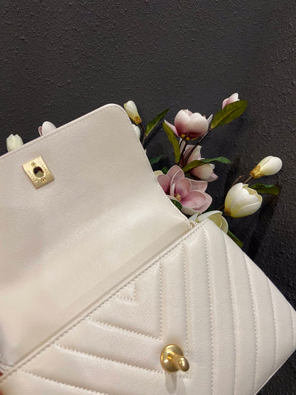 Chanel Cowhide handbag A92990