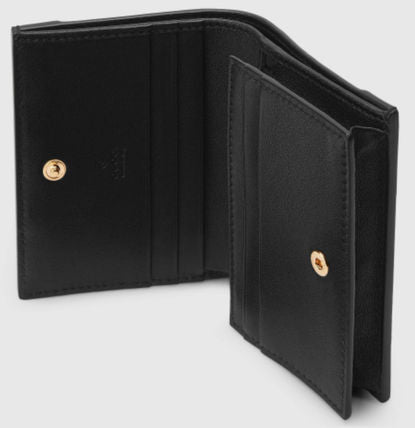 SALE★GG Deboss柄【送込GUCCI】2折中財布★黒白革/金デコ-BUYMA