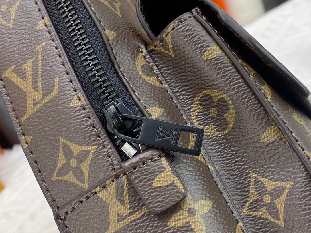 Louis Vuitton このパイロット ショルダー バッグは、クラシックなテイクオフ バックパックのデザインを参考にしています M23736 M23765