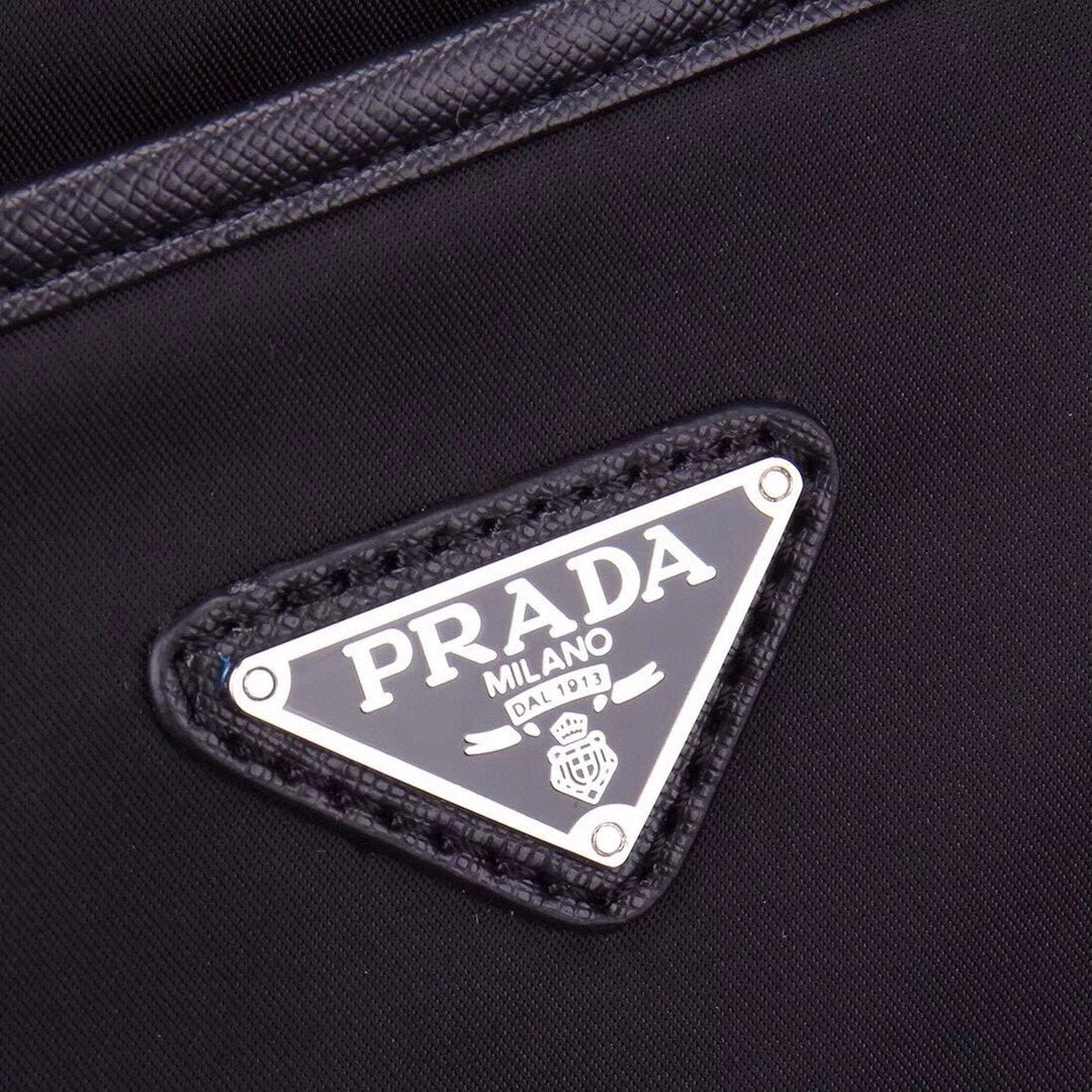 【PRADA 公式 旗艦店】プラダ 斜めがけバッグ 当日出荷 好評に付き再入荷！30*26*6CM