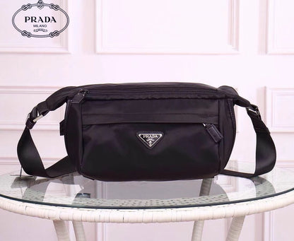 【PRADA 公式 旗艦店】プラダ 斜めがけバッグ 当日出荷 好評に付き再入荷！30*20*5CM
