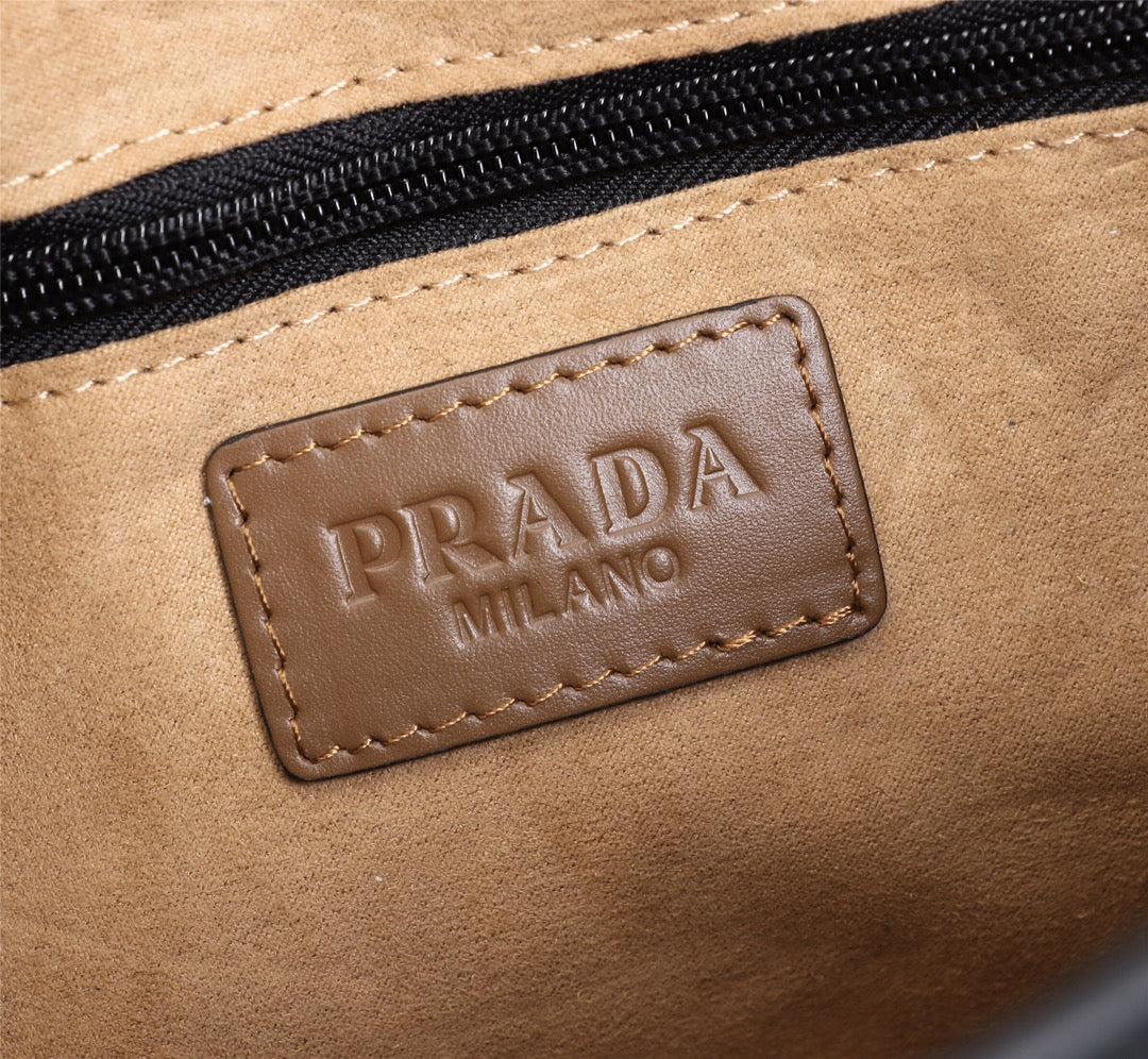 【PRADA 公式 旗艦店】プラダ 斜めがけバッグ 当日出荷 好評に付き再入荷！31*21*6CM