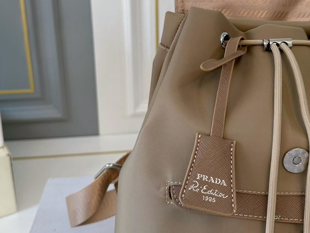 【PRADA 公式 旗艦店】プラダ リュックサック当日出荷 好評に付き再入荷！27*30CM 240719