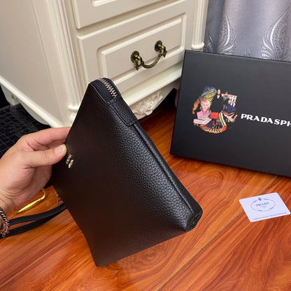 【PRADA 公式 旗艦店】プラダ クラッチバッグ 当日出荷 好評に付き再入荷！ 黒 28*18*1CM