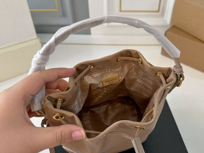 【PRADA 公式 旗艦店】プラダ ハンドバッグ 当日出荷 好評に付き再入荷！16*19CM 240719