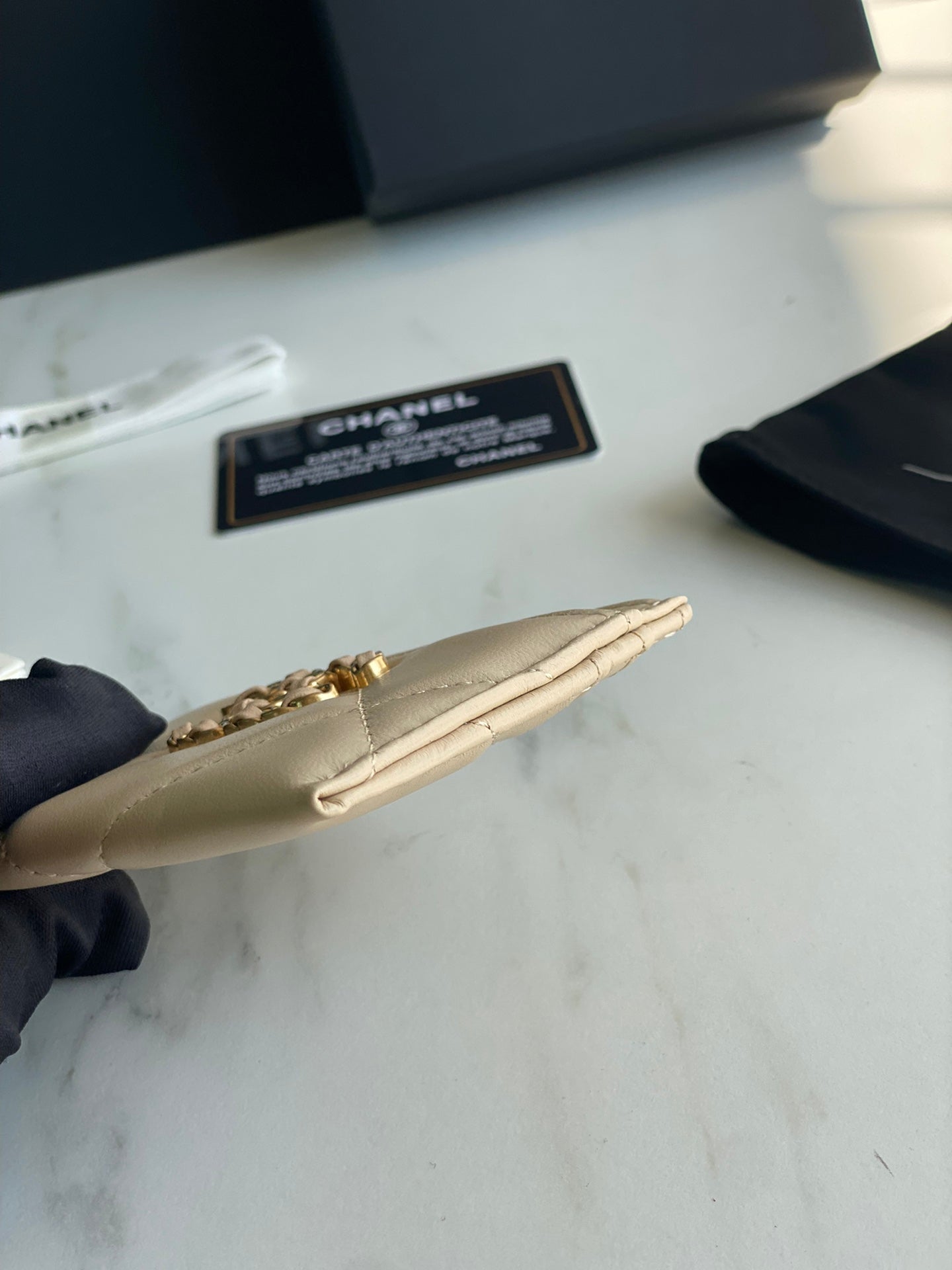 CHANEL 19 CARD HOLDER AP1167