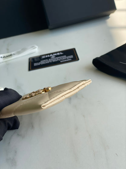 CHANEL 19 CARD HOLDER AP1167