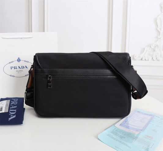 【PRADA 公式 旗艦店】プラダ 斜めがけバッグ 当日出荷 好評に付き再入荷！31*21*6CM