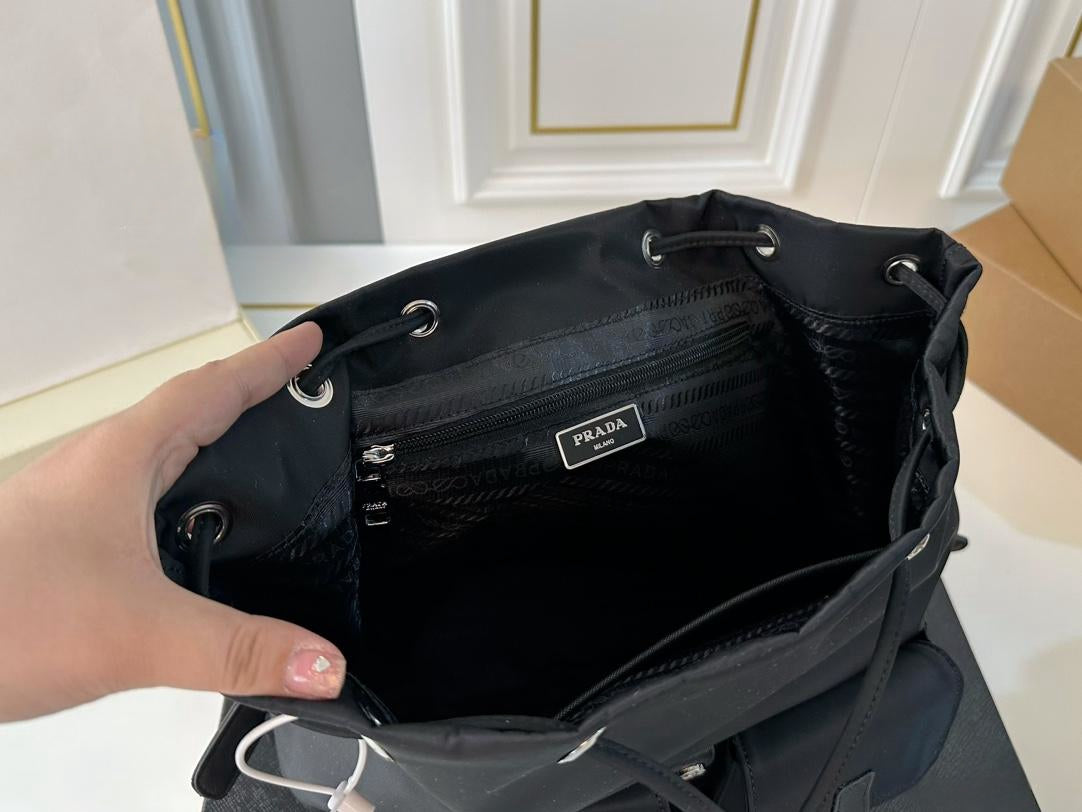 【PRADA 公式 旗艦店】プラダ リュックサック当日出荷 好評に付き再入荷！30*33CM 240719