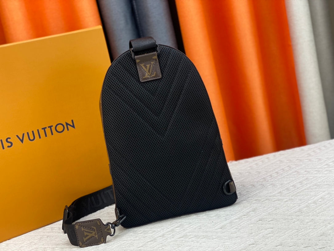 Louis Vuitton このパイロット ショルダー バッグは、クラシックなテイクオフ バックパックのデザインを参考にしています M23736 M23765