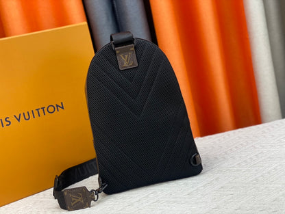 Louis Vuitton このパイロット ショルダー バッグは、クラシックなテイクオフ バックパックのデザインを参考にしています M23736 M23765