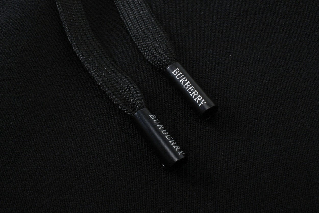 【Burberry 公式 旗艦店】24FW ラミネートロゴパンツ