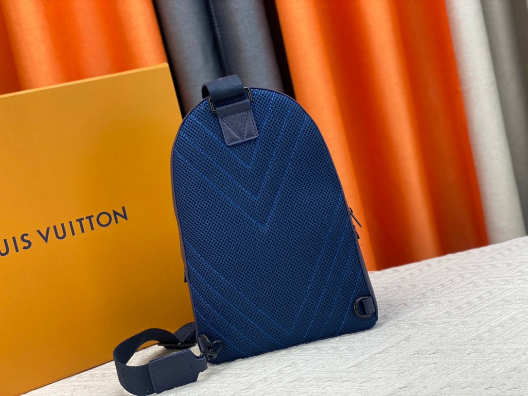 Louis Vuitton このパイロット ショルダー バッグは、クラシックなテイクオフ バックパックのデザインを参考にしています M23736 M23765