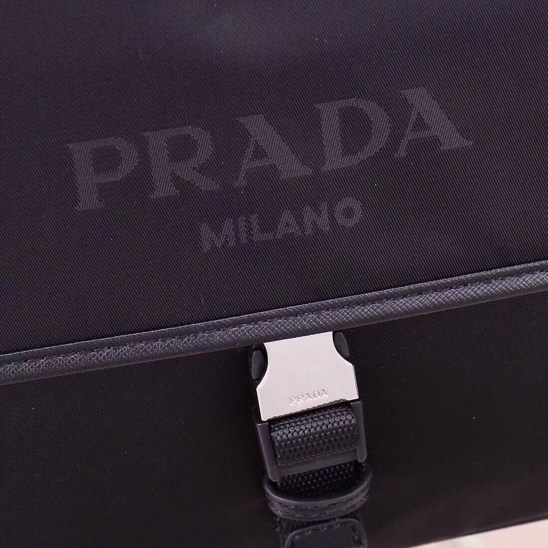 【PRADA 公式 旗艦店】プラダ 斜めがけバッグ 当日出荷 好評に付き再入荷！30*26*6CM