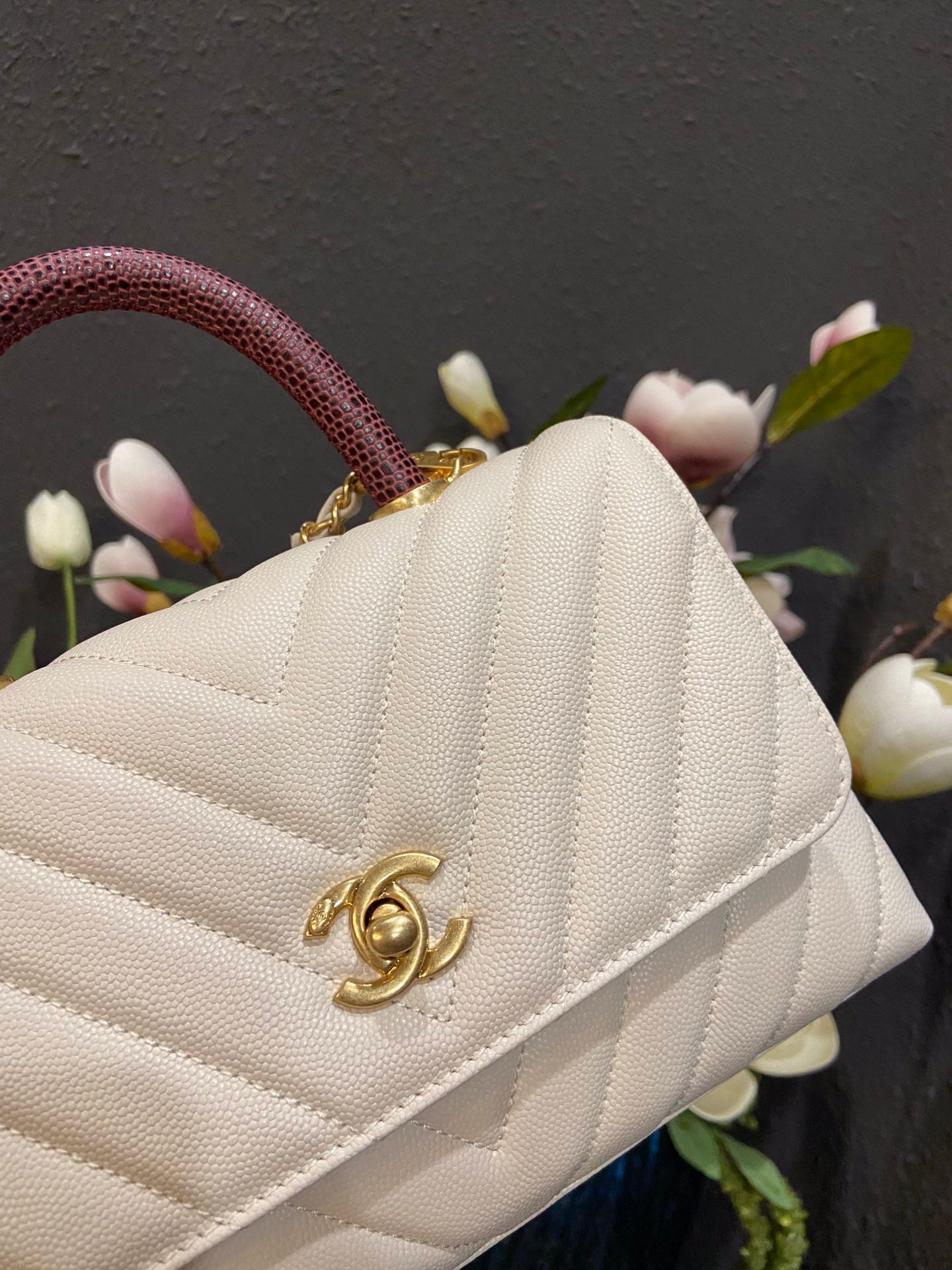 Chanel Cowhide handbag A92990