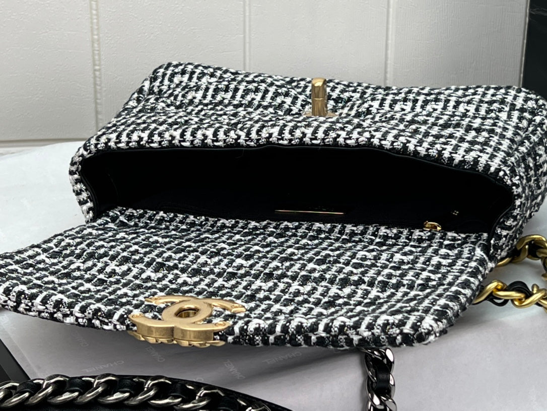 CHANEL 19 HANDBAG AS1161