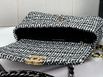 CHANEL 19 HANDBAG AS1161