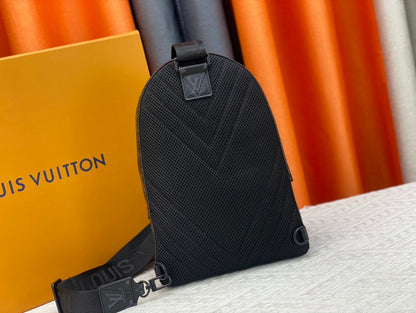 Louis Vuitton このパイロット ショルダー バッグは、クラシックなテイクオフ バックパックのデザインを参考にしています M23736 M23765