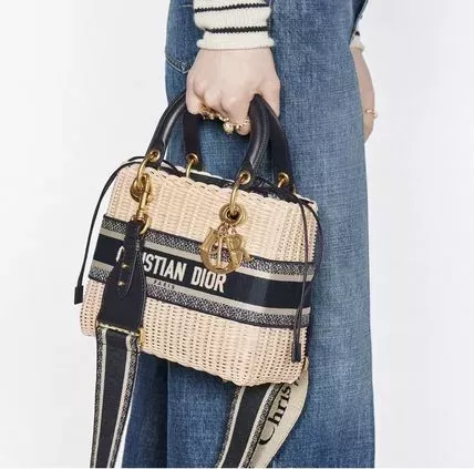 【DIOR直営】新作！ミディアム LADY DIOR