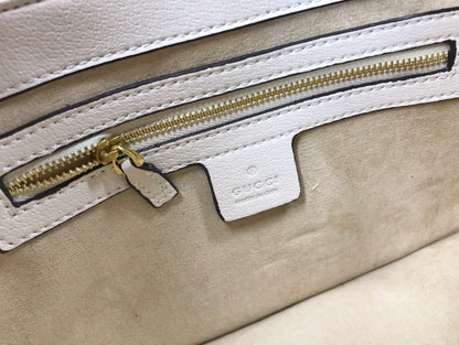 Gucci ホワイトビー フラップバッグ