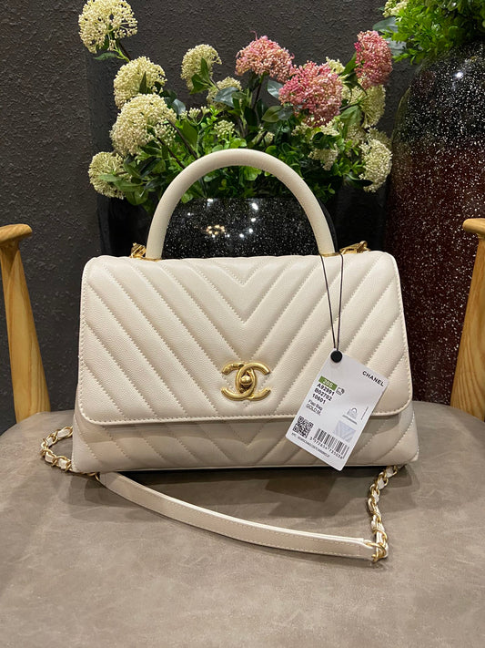 Chanel Cowhide handbag Large 92991