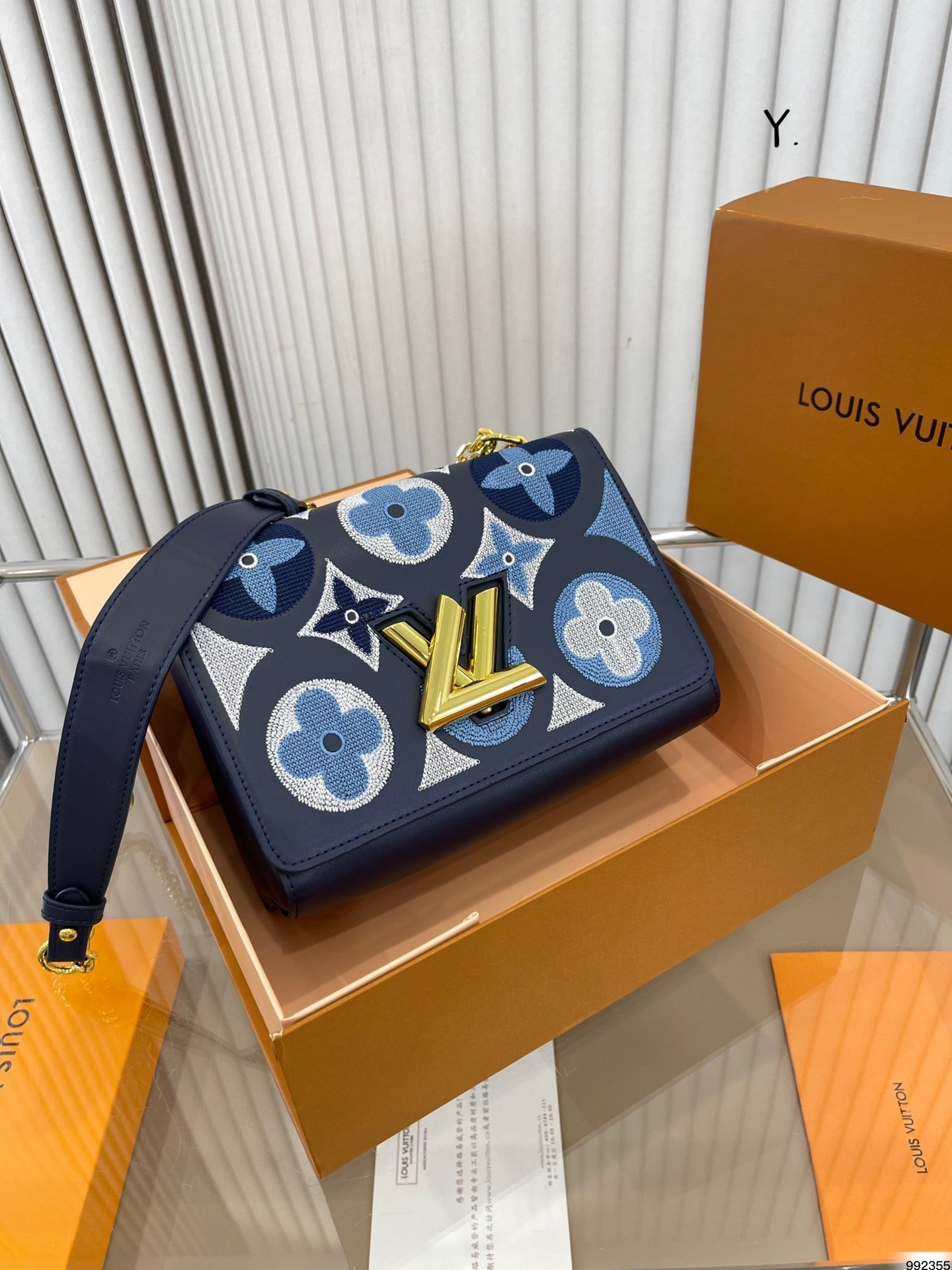 LOUIS VUITTON Twist 刺繍 古典的なパターン メッセンジャーバッグ