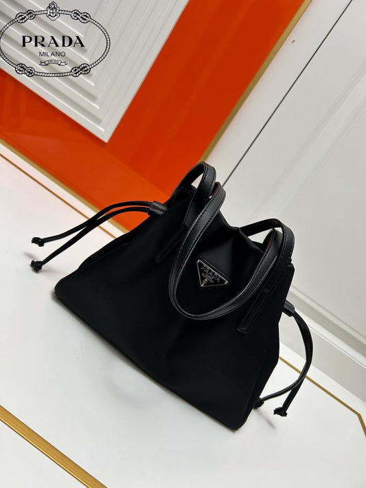 【PRADA 公式旗艦店】プラダ ハンドバッグ 当日出荷 好評に付き再入荷！28*22*8CM