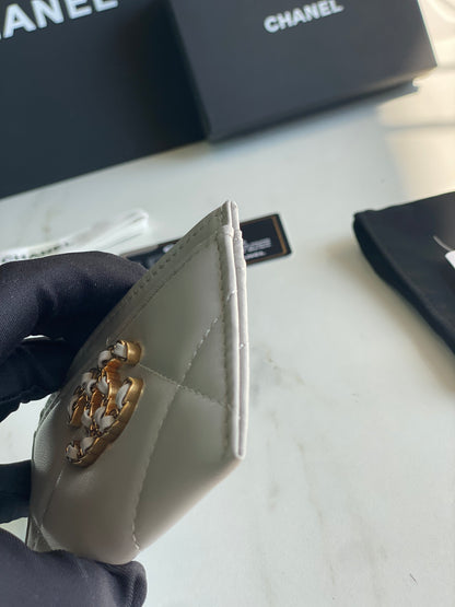 CHANEL 19 CARD HOLDER AP1167