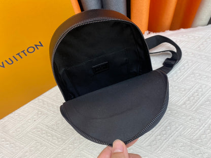 Louis Vuitton このパイロット ショルダー バッグは、クラシックなテイクオフ バックパックのデザインを参考にしています M23736 M23765