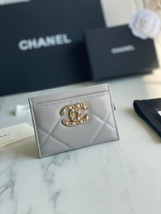 CHANEL 19 CARD HOLDER AP1167