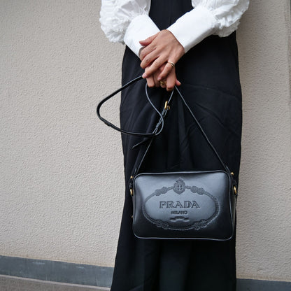 PRADA【国内発/関税込】ロゴプレート ブラックショルダーバッグ