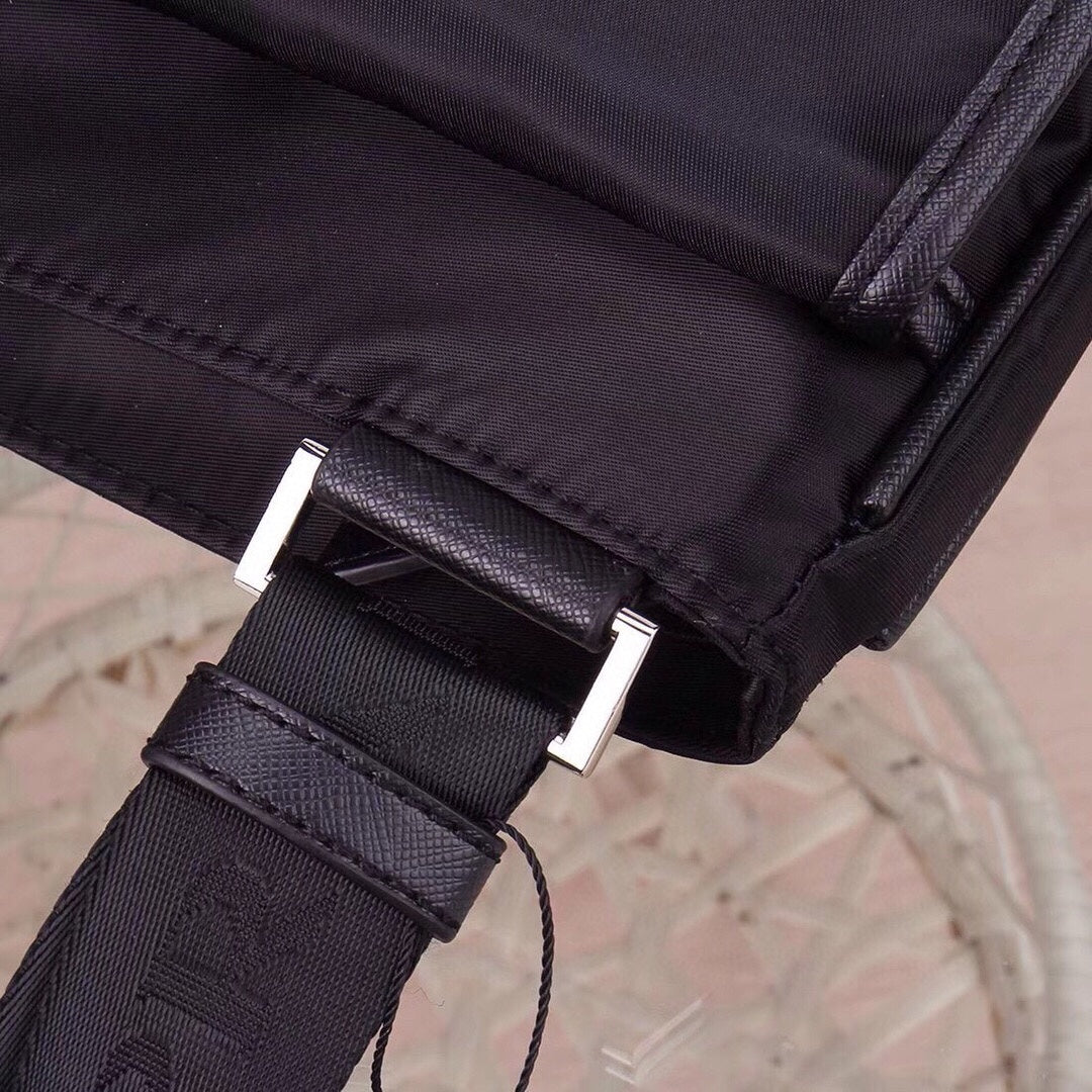 【PRADA 公式 旗艦店】プラダ 斜めがけバッグ 当日出荷 好評に付き再入荷！30*26*6CM