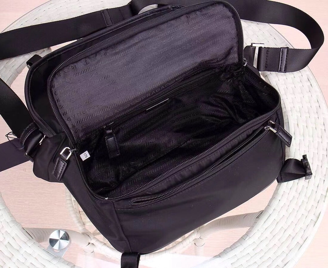 【PRADA 公式 旗艦店】プラダ 斜めがけバッグ 当日出荷 好評に付き再入荷！30*20*5CM