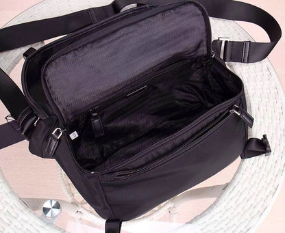【PRADA 公式 旗艦店】プラダ 斜めがけバッグ 当日出荷 好評に付き再入荷！30*20*5CM