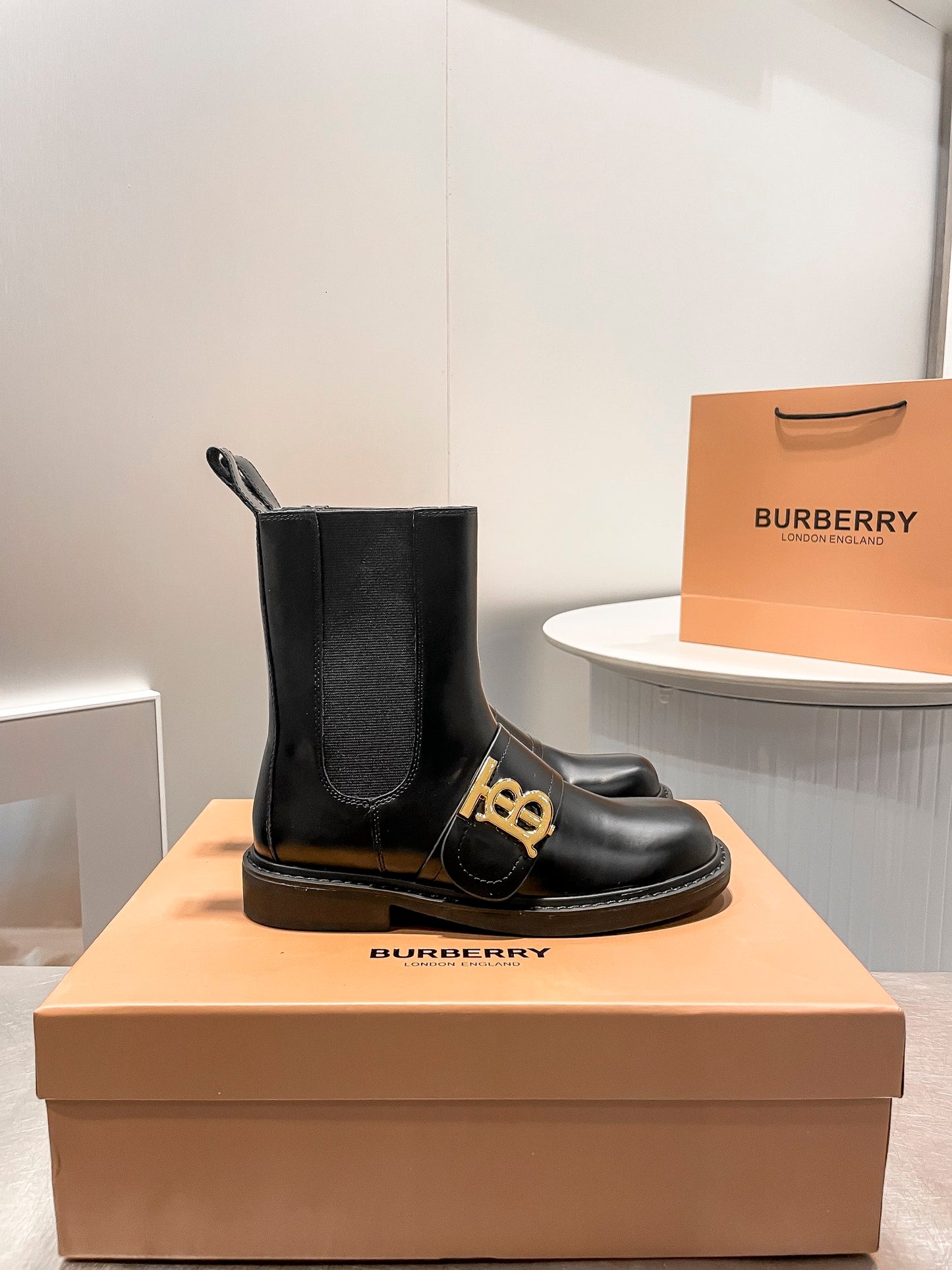 BURBERRY【バーバリー】新作ショートブーツが登場
