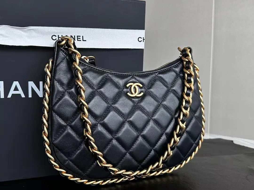24C/可愛いフォルムで気分上がる★CHANEL ホーボー バッグ