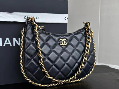 24C/可愛いフォルムで気分上がる★CHANEL ホーボー バッグ