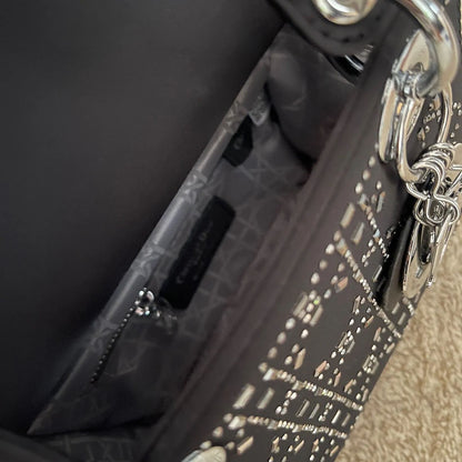 人気の新作 DIOR lady dior三格シルクダイヤモンド折りギフトボックススカーフをプレゼントします