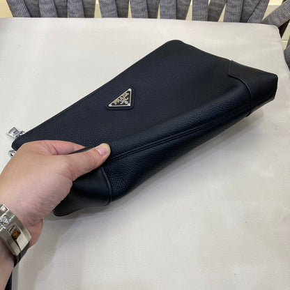 【PRADA 公式旗艦店】プラダ クラッチバッグ当日出荷 好評に付き再入荷！19*29*3CM