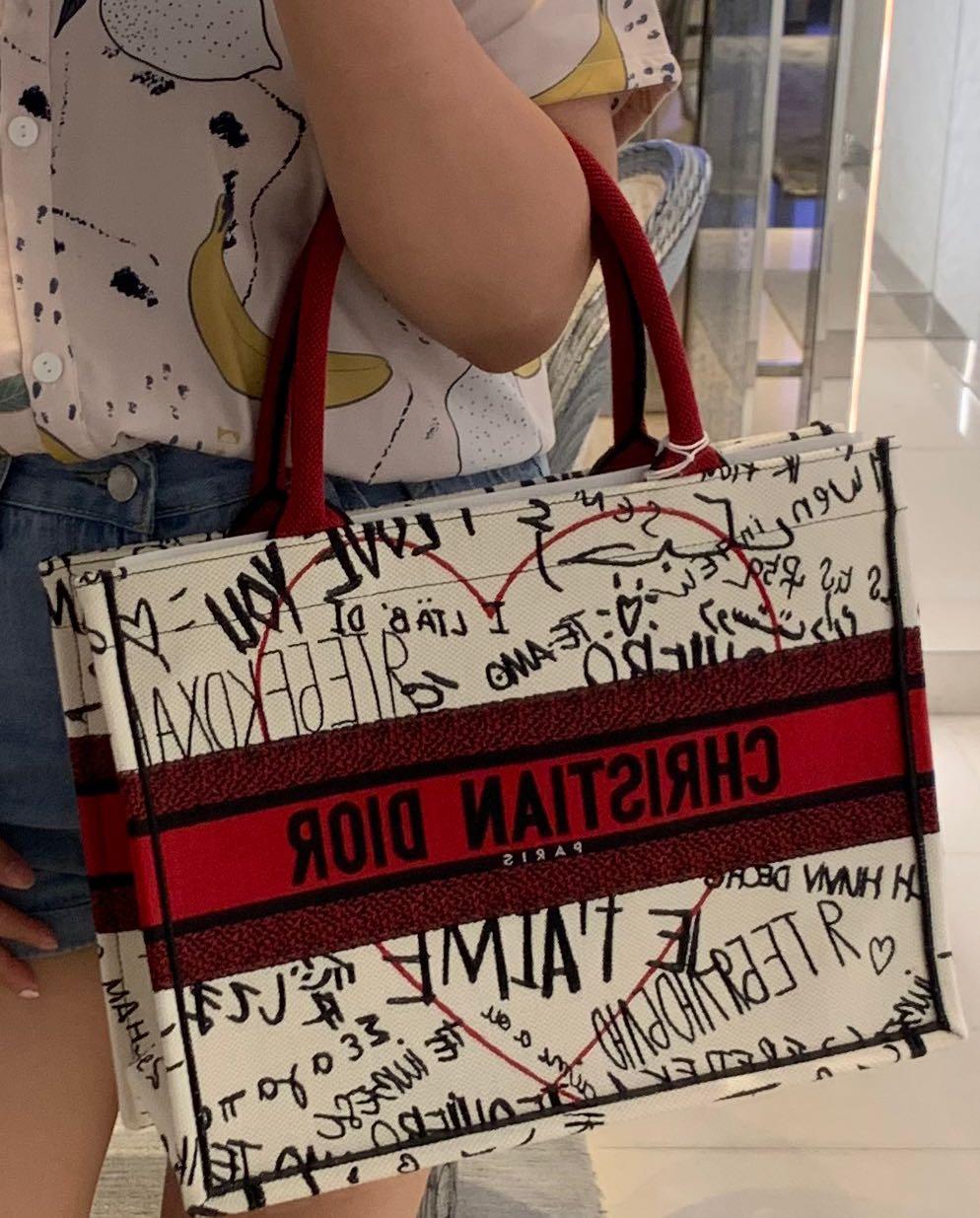 BOOK TOTE多色落書き模様の刺繍