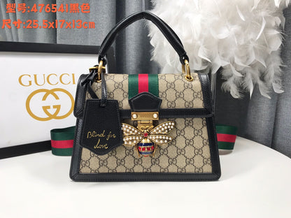 Gucci ホワイトビー フラップバッグ