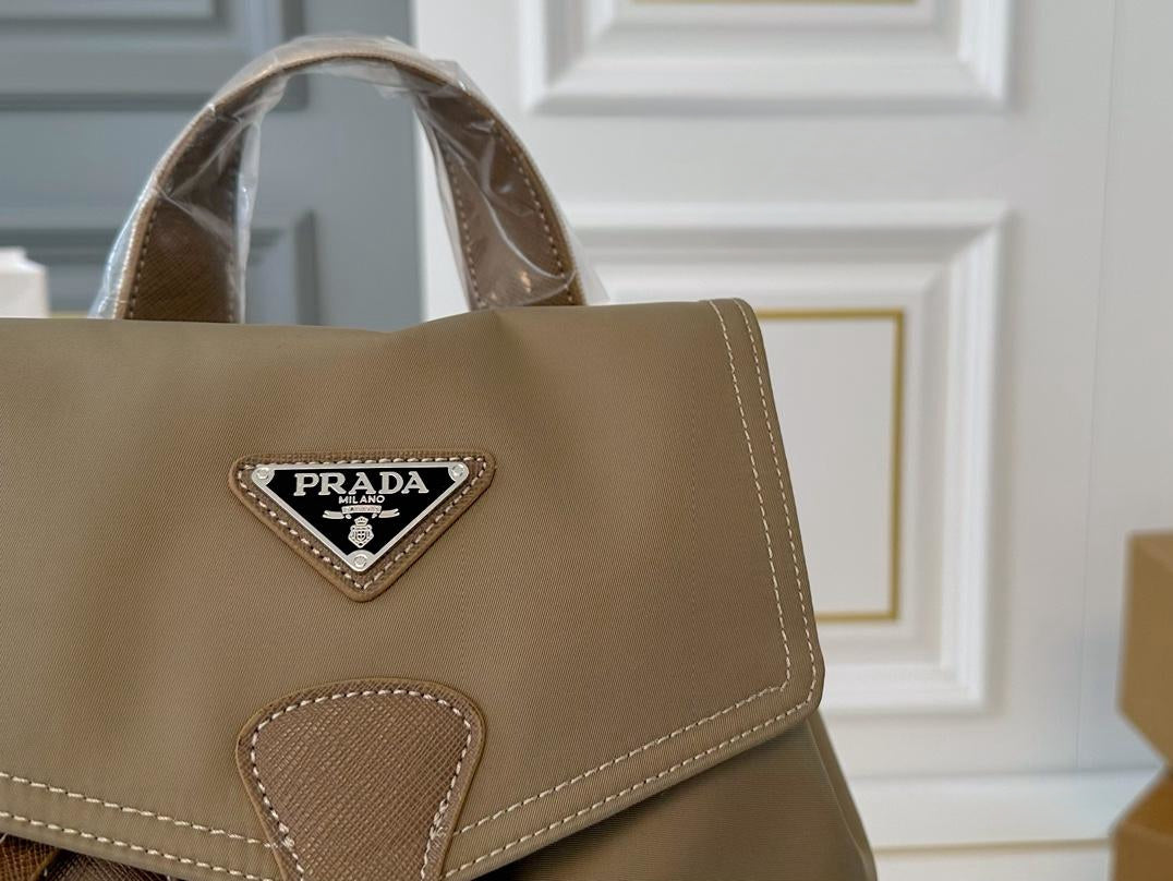 【PRADA 公式 旗艦店】プラダ リュックサック当日出荷 好評に付き再入荷！27*30CM 240719