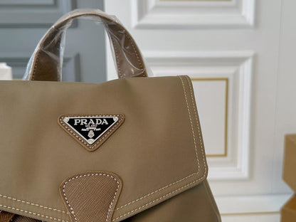 【PRADA 公式 旗艦店】プラダ リュックサック当日出荷 好評に付き再入荷！27*30CM 240719