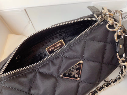 【PRADA 公式旗艦店】プラダ 斜めがけバッグ 当日出荷 好評に付き再入荷！21*11CM