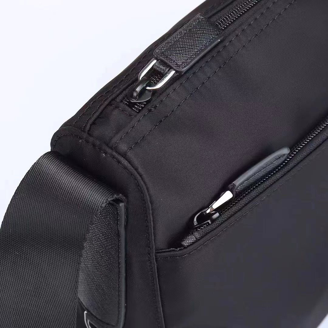 【PRADA 公式 旗艦店】プラダ 斜めがけバッグ 当日出荷 好評に付き再入荷！30*24*9CM