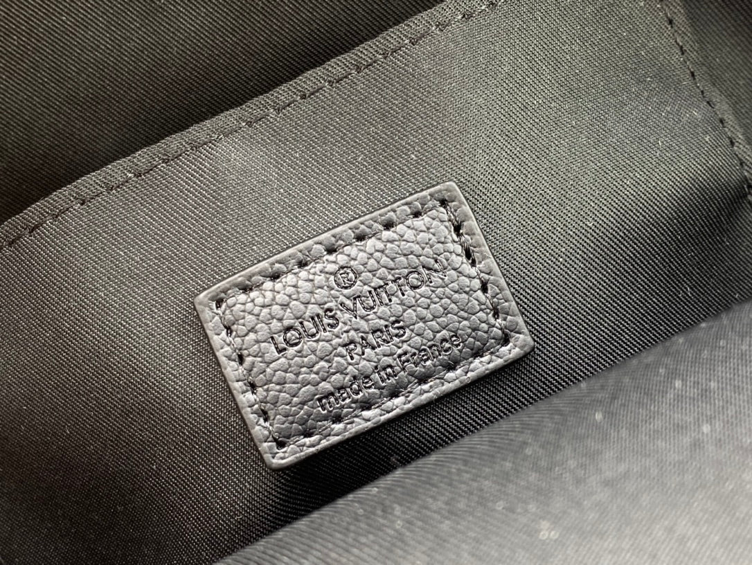 Louis Vuitton このパイロット ショルダー バッグは、クラシックなテイクオフ バックパックのデザインを参考にしています M23736 M23765